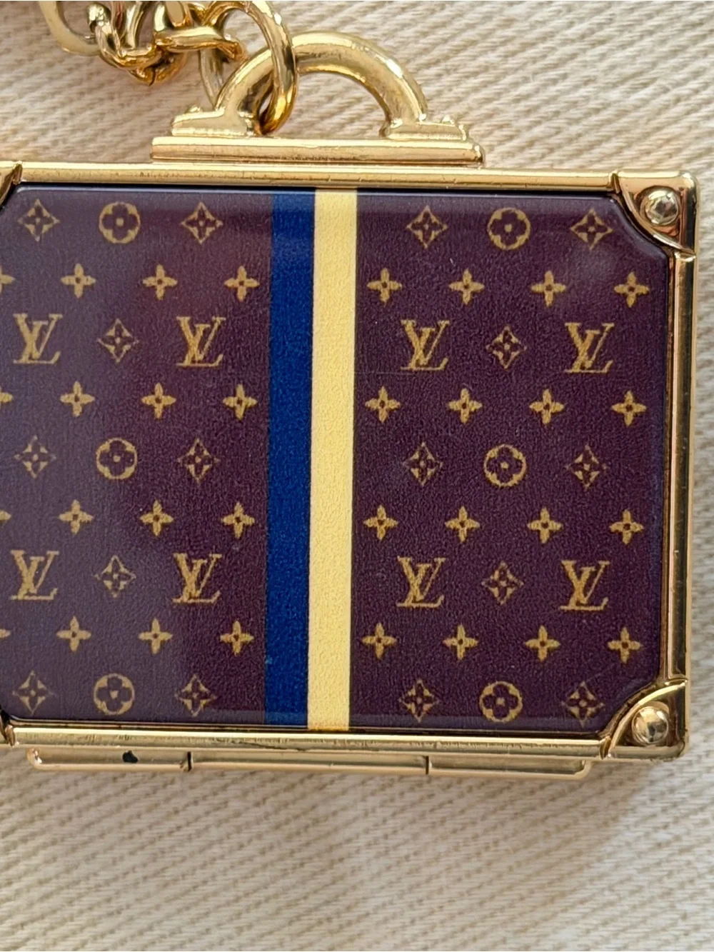 ⭐️RARE!!!!⭐️ Louis Vuitton Alzer trunk keychain with mirror!!!!